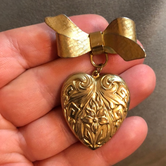 Vintage Jewelry - Vintage gold tone bow heart charm brooch pin